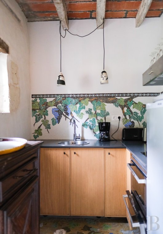 A artists' house with a cluster of small houses on the way to Le Mans - photo  n°31